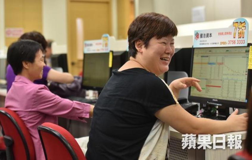 港股本周再升的值博率降至不足兩成,持貨較多的投資者不妨趁有薄利先行鎖定利潤,至27000點以下再考慮入市。 資料圖片 港股本周再升的值博率降至不足兩成,持貨較多的投資者不妨趁有薄利先行鎖定利潤,至27000點以下再考慮入市。 資料圖片