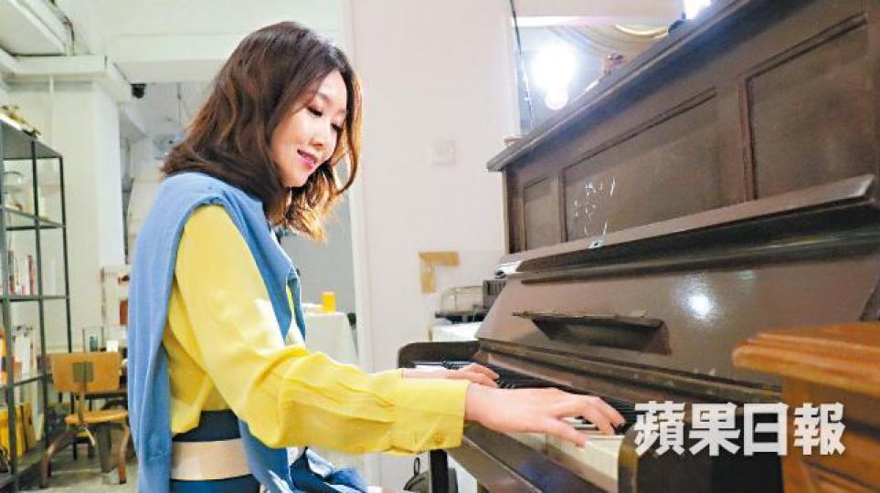 王迪詩敢在觀眾前自彈自唱開演唱會,更戲謔:「單是為了獵奇已值回票價。」伍慶泉攝去年王迪詩找來安老院的婆婆搞慈善fashion shoot。有人窩心到燉果皮檸檬給她養聲。第一本書《蘭開夏道》以28歲女律師身份寸嘴寫職場事成名。 王迪詩敢在觀眾前自彈自唱開演唱會,更戲謔:「單是為了獵奇已值回票價。」伍慶泉攝去年王迪詩找來安老院的婆婆搞慈善fashion shoot。有人窩心到燉果皮檸檬給她養聲。第一本書《蘭開夏道》以28歲女律師身份寸嘴寫職場事成名。