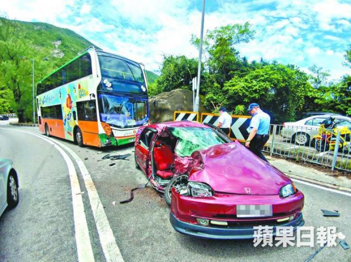 肇事思域損毀嚴重,新巴車頭玻璃亦碎裂,警員封鎖現場調查。胡恩宏攝 肇事思域損毀嚴重,新巴車頭玻璃亦碎裂,警員封鎖現場調查。胡恩宏攝
