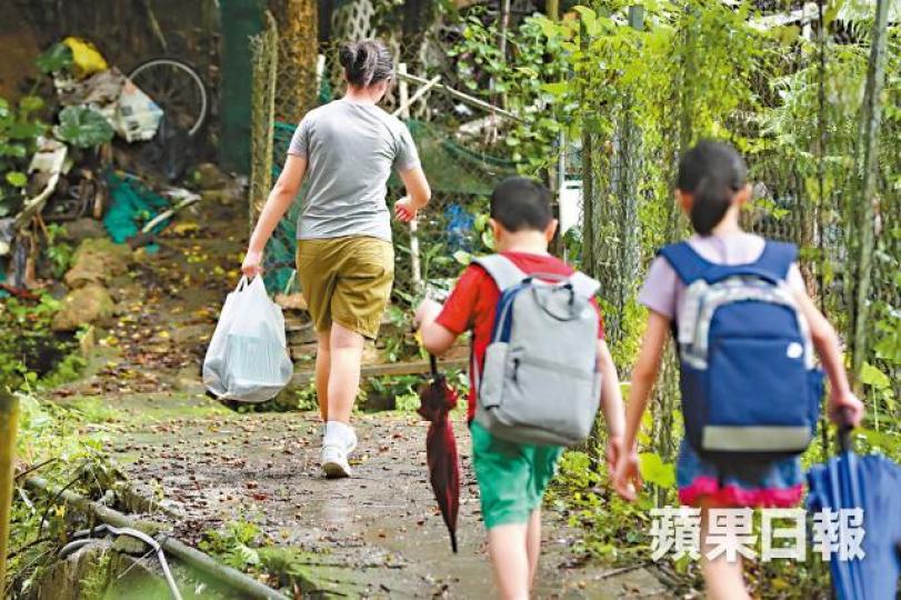 連日大雨令山路濕滑且多蚊,攝記不忍英莉三姊弟受蚊叮之苦,轉贈蚊怕水。李家皓攝英莉個性堅強,希望盡快適應中學生活。謝榮耀攝一家四口居於寮屋,生活艱苦。英莉一家居住的寮屋在深山中,外人難以想像如何入內。山路崎嶇,弟弟的腳滿佈泥濘。寮屋區設施簡陋,媽媽要在柴灶生火煮飯。 連日大雨令山路濕滑且多蚊,攝記不忍英莉三姊弟受蚊叮之苦,轉贈蚊怕水。李家皓攝英莉個性堅強,希望盡快適應中學生活。謝榮耀攝一家四口居於寮屋,生活艱苦。英莉一家居住的寮屋在深山中,外人難以想像如何入內。山路崎嶇,弟弟的腳滿佈泥濘。寮屋區設施簡陋,媽媽要在柴灶生火煮飯。