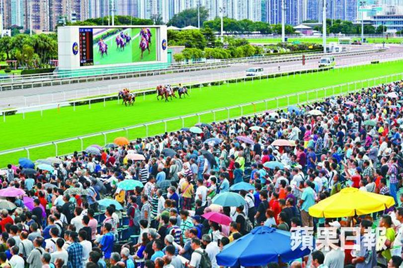 馬季昨開鑼,沙田及跑馬地總入場人數74,722人,全日10場賽事總投注額12.53億元。 馬季昨開鑼,沙田及跑馬地總入場人數74,722人,全日10場賽事總投注額12.53億元。