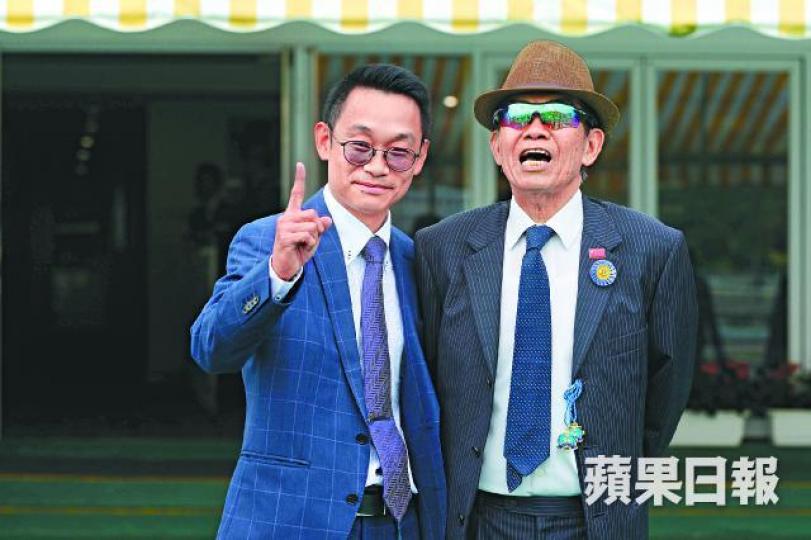 【丁冠豪2W】簡炳墀(右)昨專誠入場為首次派馬出賽的徒弟、新晉練馬師丁冠豪打氣。李偉聲攝【葉楚航2W】師承簡炳墀的練馬師葉楚航開鑼日贏兩場,其中「贏馬神器」馬主為米蘭站創辦人姚君達。 【丁冠豪2W】簡炳墀(右)昨專誠入場為首次派馬出賽的徒弟、新晉練馬師丁冠豪打氣。李偉聲攝【葉楚航2W】師承簡炳墀的練馬師葉楚航開鑼日贏兩場,其中「贏馬神器」馬主為米蘭站創辦人姚君達。