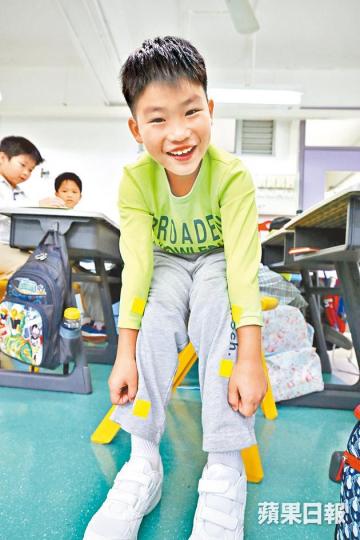 天虹小學學童穿上長袖體育服再貼上蚊貼。謝榮耀攝長洲佛教慧因法師紀念中學向學生派蚊怕水。張志華攝 天虹小學學童穿上長袖體育服再貼上蚊貼。謝榮耀攝長洲佛教慧因法師紀念中學向學生派蚊怕水。張志華攝
