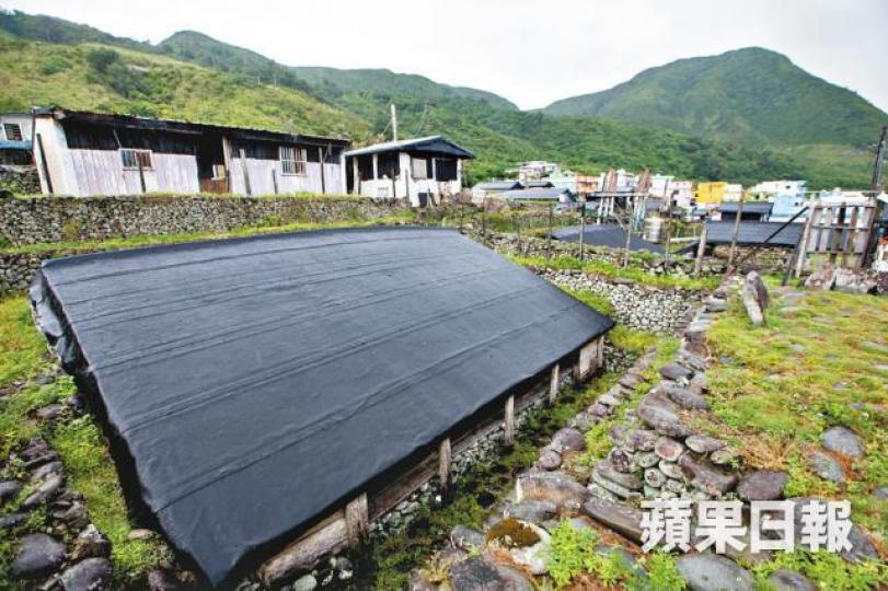 地下屋有500多年傳統，以前以茅草為屋頂，60年代改為鐵皮。