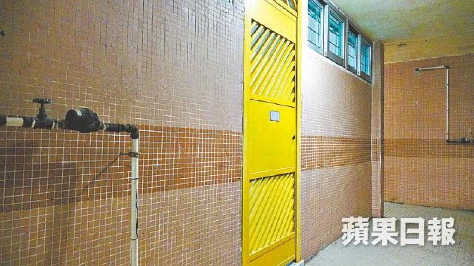 記者造訪東頭(二)邨低價成交戶,應門者稱未賣單位。 記者造訪東頭(二)邨低價成交戶,應門者稱未賣單位。