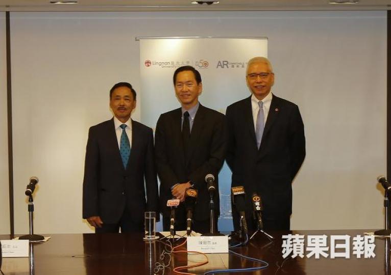陳智思（中）指香港保險業最大優勝地方為壽險。