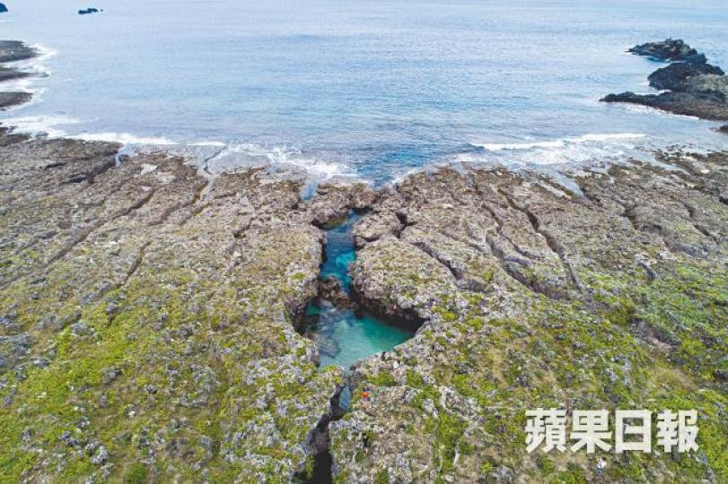 東清秘境潮漲時，就會形成一個天然游泳池。
