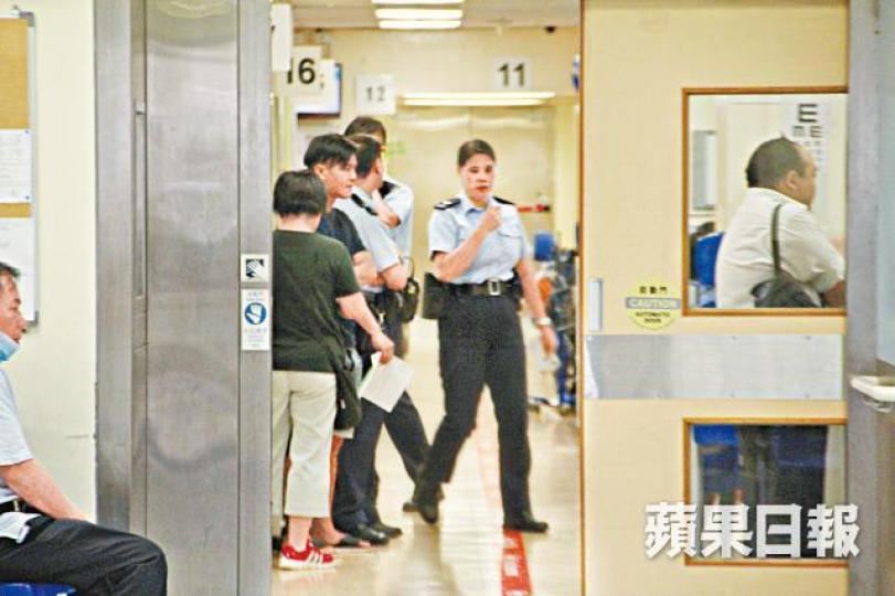 救生員送院急救危殆,警方到仁濟醫院了解情況。 救生員送院急救危殆,警方到仁濟醫院了解情況。