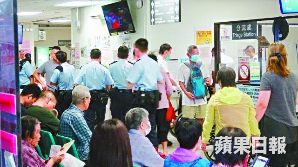 留醫事主報稱遭網友在飲品落迷藥迷暈,警員到醫院調查。 留醫事主報稱遭網友在飲品落迷藥迷暈,警員到醫院調查。