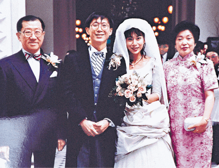 葉維義（左二）與梁美蘭1994年結婚，梁憶述老爺葉謀遵（左）為人嚴肅。《壹週刊》圖片