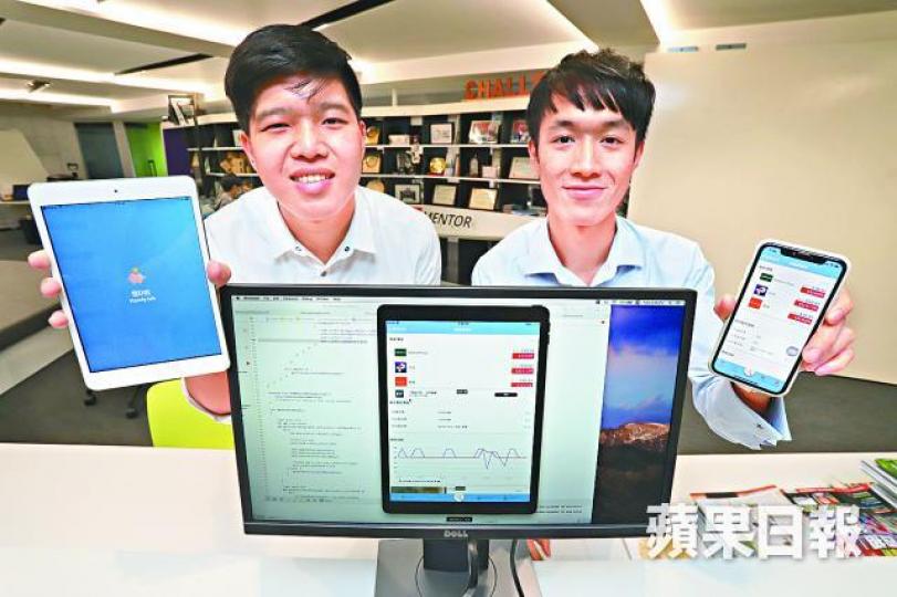 曾憲達(右)和拍擋一手包辦編寫程式。 曾憲達(右)和拍擋一手包辦編寫程式。