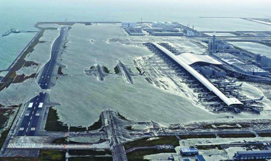 關西國際機場大部份跑道被水覆蓋。美聯社 關西國際機場大部份跑道被水覆蓋。美聯社