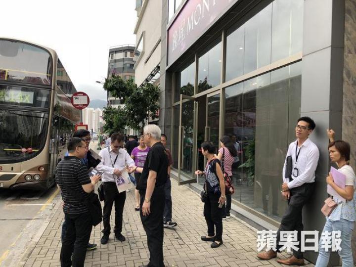不少地產代理辛勞地付出努力,日曬雨淋,形象不應該被太過貶低。 資料圖片 不少地產代理辛勞地付出努力,日曬雨淋,形象不應該被太過貶低。 資料圖片