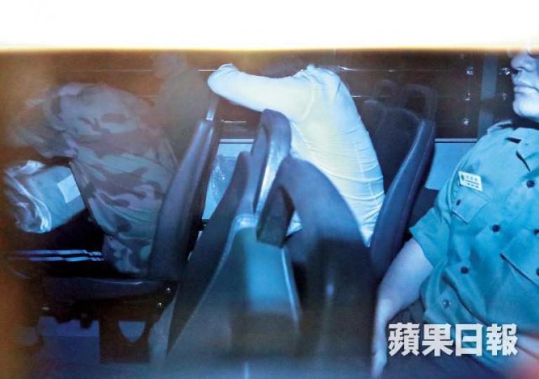 被告鍾紀緣襲擊女兒罪成,昨聽取判刑後由囚車押走。夏家朗攝 被告鍾紀緣襲擊女兒罪成,昨聽取判刑後由囚車押走。夏家朗攝