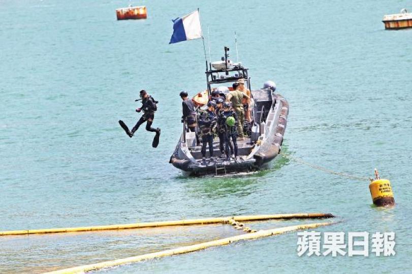 隸屬飛虎隊的「水鬼隊」於救生員遇溺的防鯊網對開潛水調查。簡明恩攝 隸屬飛虎隊的「水鬼隊」於救生員遇溺的防鯊網對開潛水調查。簡明恩攝