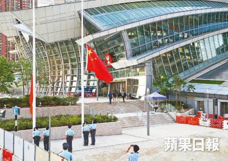 高鐵西九龍站外昨傍晚有警員舉行降旗儀式。馬泉崇攝運房局長陳帆(右)與廣東省人民政府副秘書長林積(左)在啟用儀式合照。 高鐵西九龍站外昨傍晚有警員舉行降旗儀式。馬泉崇攝運房局長陳帆(右)與廣東省人民政府副秘書長林積(左)在啟用儀式合照。