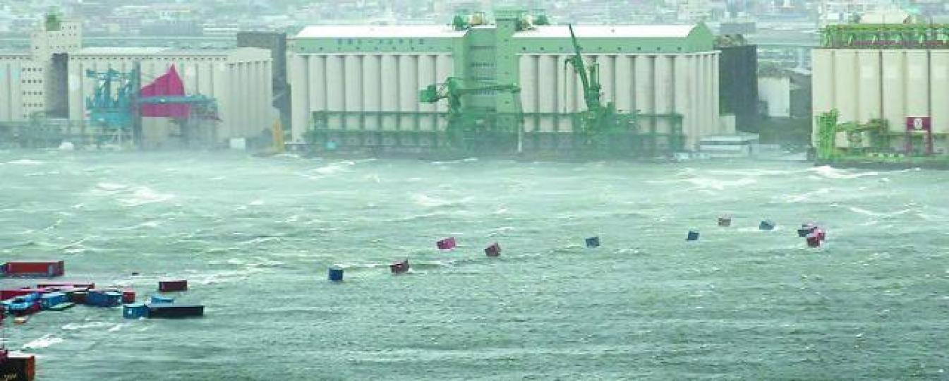 【神戶】東灘區大批貨櫃被潮水沖走,在海上漂浮。 互聯網【神戶】市內多處水浸嚴重,更有汽車死火。互聯網 【神戶】東灘區大批貨櫃被潮水沖走,在海上漂浮。 互聯網【神戶】市內多處水浸嚴重,更有汽車死火。互聯網