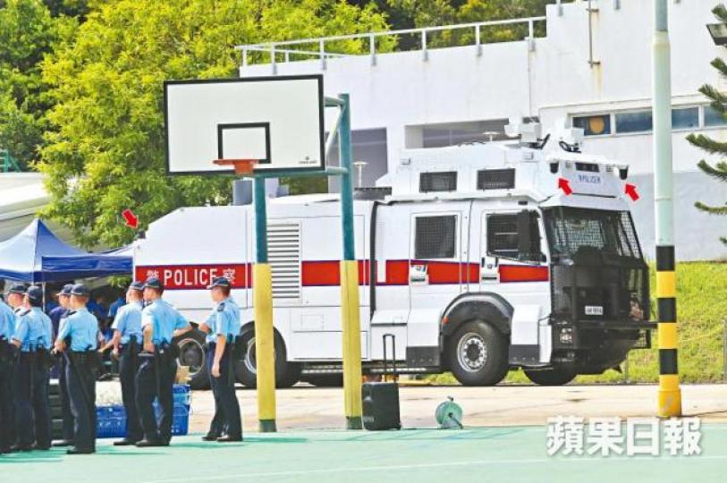 警方斥資逾千萬買入水炮車,昨於PTU總部舉行防暴演練時終曝光,車身四角比設計草圖多了4部閉路電視(箭嘴示)。梁瑞帆攝水炮車一度發射水炮約十多秒,射程約20米。2005年韓農示威,未有水炮車的防暴警察需靠消防員射水輔助驅散示威者。昨防暴演練時,警官示範用警棍驅散人群方法。 警方斥資逾千萬買入水炮車,昨於PTU總部舉行防暴演練時終曝光,車身四角比設計草圖多了4部閉路電視(箭嘴示)。梁瑞帆攝水炮車一度發射水炮約十多秒,射程約20米。2005年韓農示威,未有水炮車的防暴警察需靠消防員射水輔助驅散示威者。昨防暴演練時,警官示範用警棍驅散人群方法。