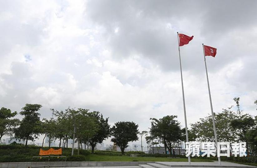 有小學稱為培養學生的身份認同,規定於校內舉行升旗禮。資料圖片 有小學稱為培養學生的身份認同,規定於校內舉行升旗禮。資料圖片
