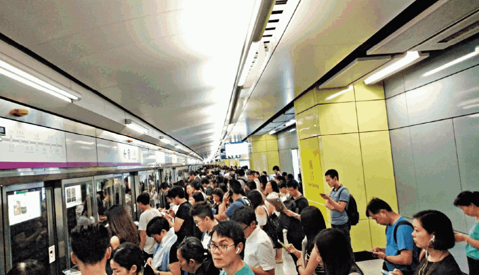 西鐵列車設備故障,大批乘客逼爆南昌站月台。讀者提供圖片港鐵安排另一列車拖走壞車。 西鐵列車設備故障,大批乘客逼爆南昌站月台。讀者提供圖片港鐵安排另一列車拖走壞車。