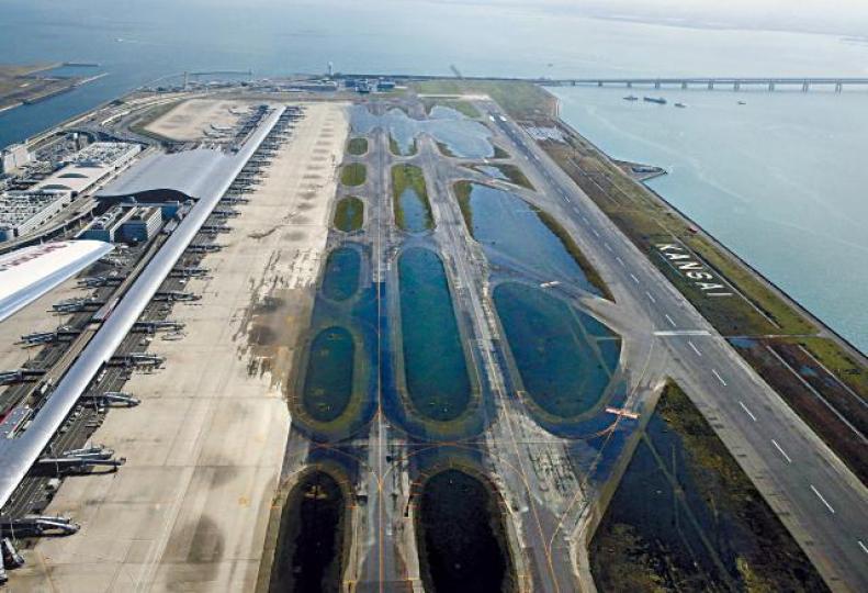 關西機場在颱風「飛燕」吹襲後,昨仍有部份地方水浸。美聯社機場便利店的食物被搶購一空。讀者提供圖片 關西機場在颱風「飛燕」吹襲後,昨仍有部份地方水浸。美聯社機場便利店的食物被搶購一空。讀者提供圖片