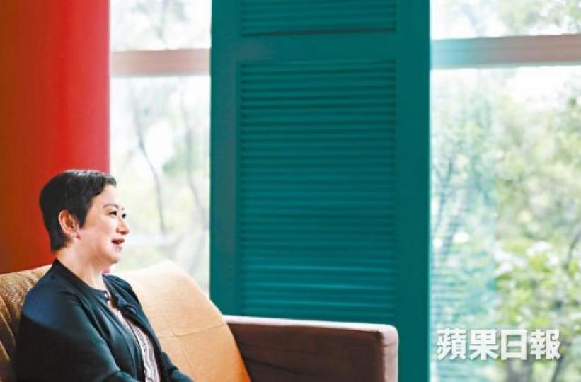 跟老公王先生排排坐合照,從前王生是《TVB周刊》攝影主管,但兩人從未認識,是多年後在教會相遇。女兒岑寧童(左)和岑寧樂(右),名字是父母的期許,快樂童年。《壹週刊》圖片1991年,跟岑建勳結婚,震驚當時的娛樂圈。 跟老公王先生排排坐合照,從前王生是《TVB周刊》攝影主管,但兩人從未認識,是多年後在教會相遇。女兒岑寧童(左)和岑寧樂(右),名字是父母的期許,快樂童年。《壹週刊》圖片1991年,跟岑建勳結婚,震驚當時的娛樂圈。