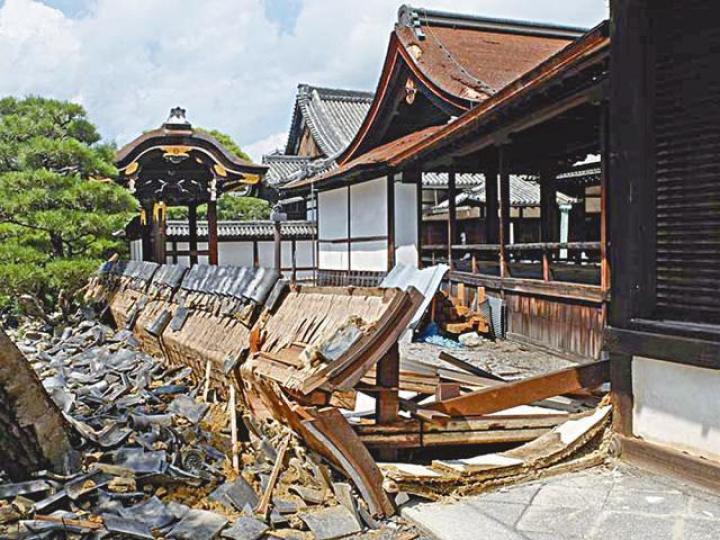 【京都西本願寺】屬世界遺產的京都西本願寺,南能舞台塀牆倒塌。【京都二条城】二条城國寶級「二之丸御殿」的菊花紋飾被強風吹脫。【奈良法隆寺】國寶建築「金堂」的風鐸裝飾(小圖)脫落。 【京都西本願寺】屬世界遺產的京都西本願寺,南能舞台塀牆倒塌。【京都二条城】二条城國寶級「二之丸御殿」的菊花紋飾被強風吹脫。【奈良法隆寺】國寶建築「金堂」的風鐸裝飾(小圖)脫落。
