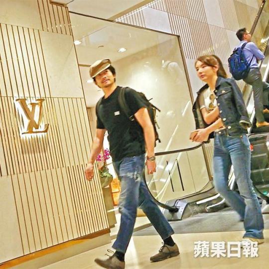 疼愛妻子的城城上月中陪方媛行名店,原來當時方媛已有孕。DV圖片方媛與城城逛街後,就乘坐七人車離去。DV圖片 疼愛妻子的城城上月中陪方媛行名店,原來當時方媛已有孕。DV圖片方媛與城城逛街後,就乘坐七人車離去。DV圖片