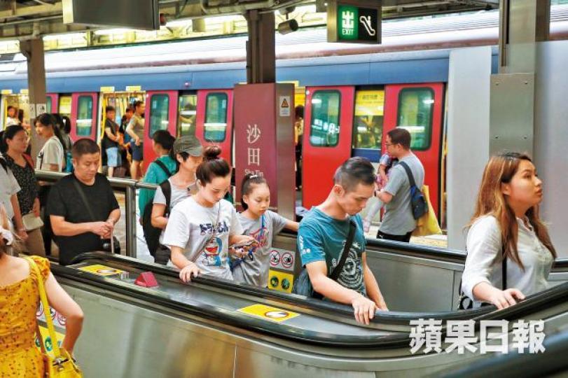 沙田港鐵站連接月台及大堂的扶手電梯在測試中含菌量最多。許頌明攝觀塘apm商場表示每日會定時為扶手電梯清潔及消毒。馬泉崇攝 沙田港鐵站連接月台及大堂的扶手電梯在測試中含菌量最多。許頌明攝觀塘apm商場表示每日會定時為扶手電梯清潔及消毒。馬泉崇攝