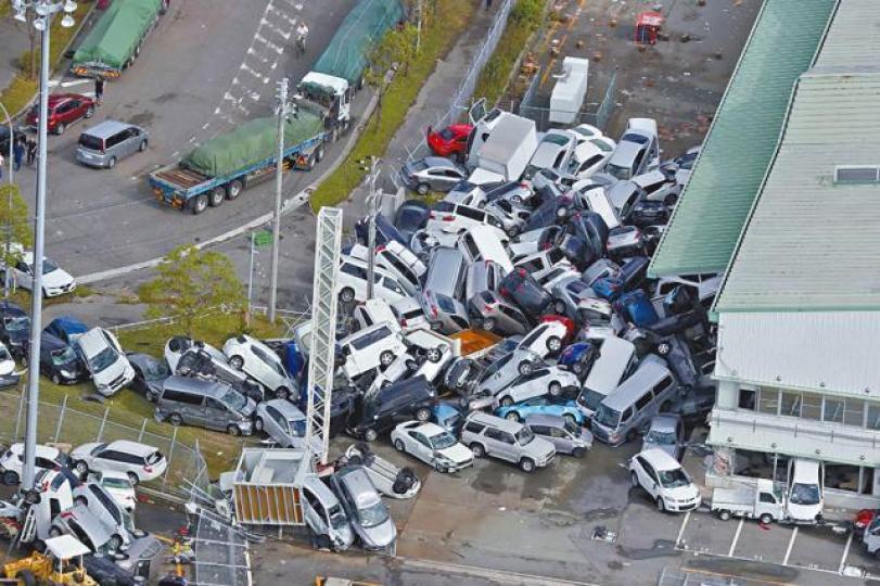 神戶一段路面昨被強風捲起的車堆阻塞。 神戶一段路面昨被強風捲起的車堆阻塞。