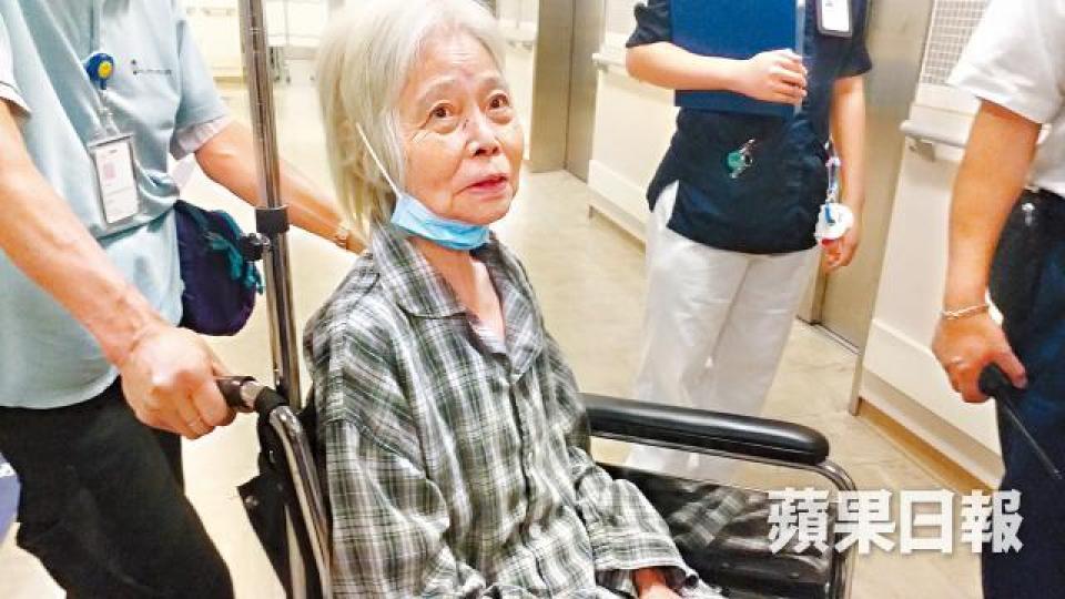 吳婆婆昨晚獲安排接受身體檢查。溫瑞麟攝吳婆婆的丈夫指妻子有少許擦傷及頭暈,要留院休息。劉漢權攝吳婆婆日前偕丈夫在荃灣城門水塘一帶行山,在菠蘿壩失去蹤影。 吳婆婆昨晚獲安排接受身體檢查。溫瑞麟攝吳婆婆的丈夫指妻子有少許擦傷及頭暈,要留院休息。劉漢權攝吳婆婆日前偕丈夫在荃灣城門水塘一帶行山,在菠蘿壩失去蹤影。