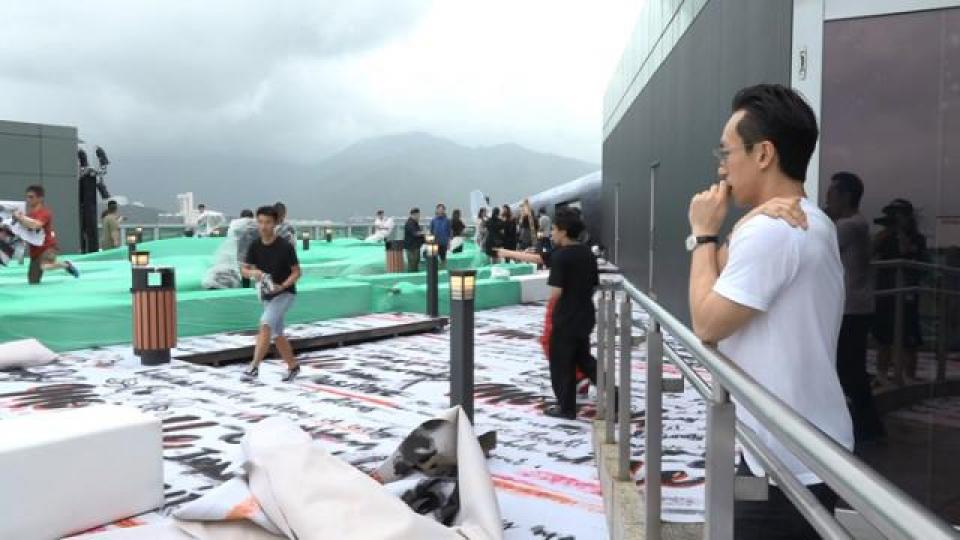 離開騷時間尚餘兩小時,但會場仍未鋪好地毯。
離開騷時間尚餘兩小時,但會場仍未鋪好地毯。