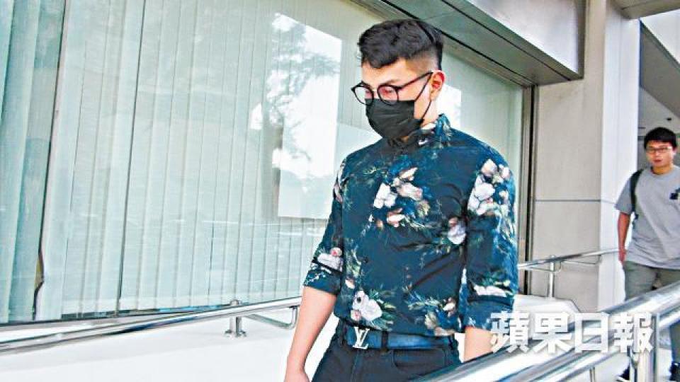 被告黃琪昌認罪後,離開法院時被警方帶走。陸羽平攝黃琪昌在社交網與親友晒溫馨照,被受害人在討論區公開。互聯網 被告黃琪昌認罪後,離開法院時被警方帶走。陸羽平攝黃琪昌在社交網與親友晒溫馨照,被受害人在討論區公開。互聯網