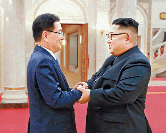 南韓特使鄭義溶(左)獲北韓領袖金正恩接見。 南韓特使鄭義溶(左)獲北韓領袖金正恩接見。
