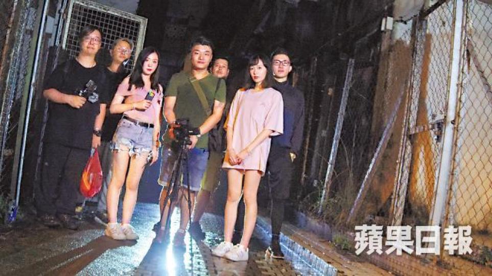 「捉鬼敢死隊」5名主將是虔誠南傳佛教徒,3年前開始進行靈探活動,活動偶然也有少女加入,先後到過多個鬧鬼熱點探靈。阿泰(左)和Markus農曆七月十五日到馬灣廢村探靈。 「捉鬼敢死隊」5名主將是虔誠南傳佛教徒,3年前開始進行靈探活動,活動偶然也有少女加入,先後到過多個鬧鬼熱點探靈。阿泰(左)和Markus農曆七月十五日到馬灣廢村探靈。