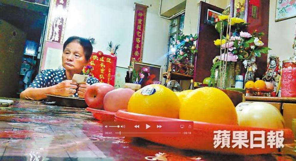 林姑指問米所用的白米及鮮雞蛋,有助在通靈時引先人上路。 林姑指問米所用的白米及鮮雞蛋,有助在通靈時引先人上路。