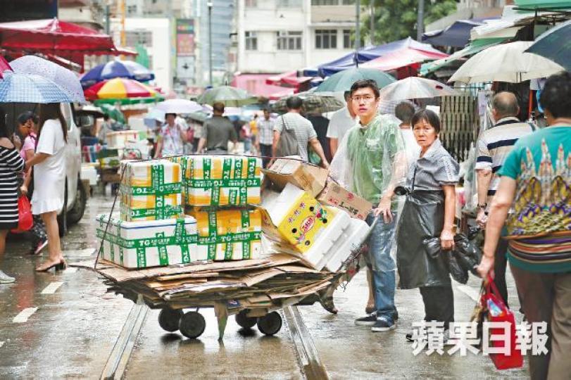 區諾軒和蘭姐約兩小時的辛勞,換來手推車上滿載紙皮、鐵罐和發泡膠箱,但收入僅41.5元。何頴賢攝拾荒不簡單,鎅開紙箱也是學問。 區諾軒和蘭姐約兩小時的辛勞,換來手推車上滿載紙皮、鐵罐和發泡膠箱,但收入僅41.5元。何頴賢攝拾荒不簡單,鎅開紙箱也是學問。
