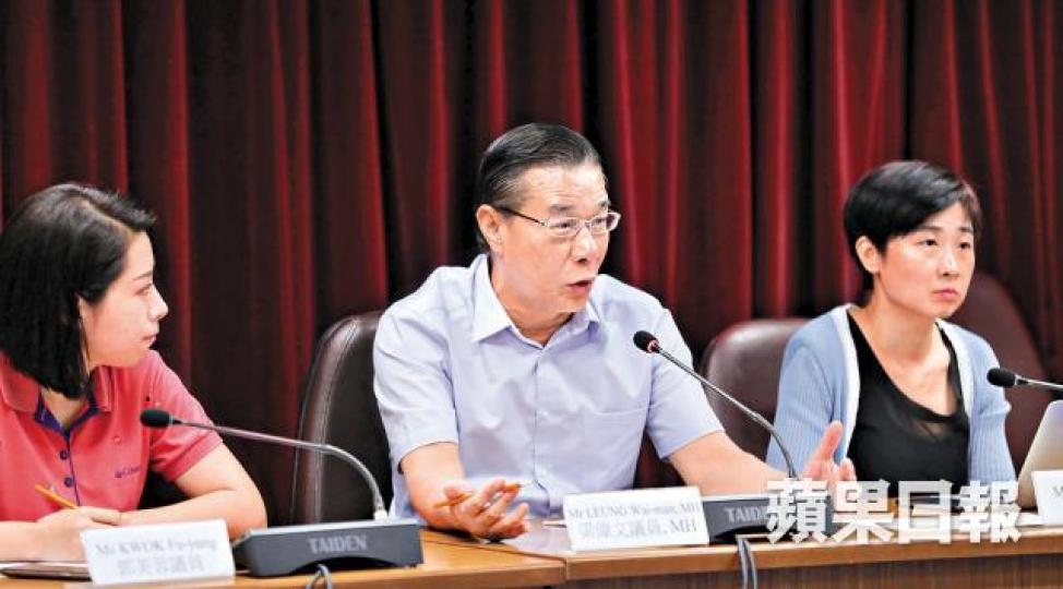 民建聯區議員梁偉文(中)為葵青區議會主委制護航,稱「有問題已經去咗ICAC」。王心義攝 民建聯區議員梁偉文(中)為葵青區議會主委制護航,稱「有問題已經去咗ICAC」。王心義攝