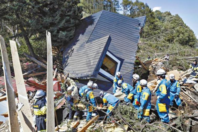 山泥傾瀉令厚真町內多間房屋損毀,救援人員忙於從瓦礫中尋找失蹤者。美聯社 山泥傾瀉令厚真町內多間房屋損毀,救援人員忙於從瓦礫中尋找失蹤者。美聯社