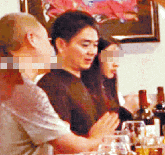 涉嫌受害女子(右)坐在劉強東(中)旁邊。 涉嫌受害女子(右)坐在劉強東(中)旁邊。