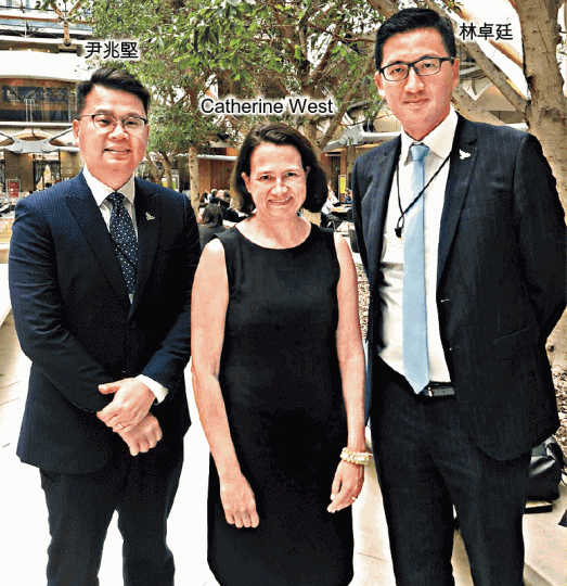 「天下為公」成員與英國工黨前任影子外交大臣會面,獲對方支持跟進UGL案調查。「天下為公」提供圖片梁振英倘被外國政府控告,將削弱北京在港的權威。資料圖片 「天下為公」成員與英國工黨前任影子外交大臣會面,獲對方支持跟進UGL案調查。「天下為公」提供圖片梁振英倘被外國政府控告,將削弱北京在港的權威。資料圖片