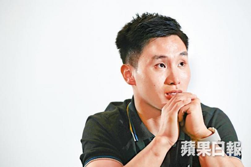7歲開始學體操,小小年紀已獲獎無數。教練Sergiy與石偉雄亦師亦友,情同父子。2012年奧運接連在跳馬及鞍馬失手。一身傷患,是刻苦訓練的印記。 7歲開始學體操,小小年紀已獲獎無數。教練Sergiy與石偉雄亦師亦友,情同父子。2012年奧運接連在跳馬及鞍馬失手。一身傷患,是刻苦訓練的印記。