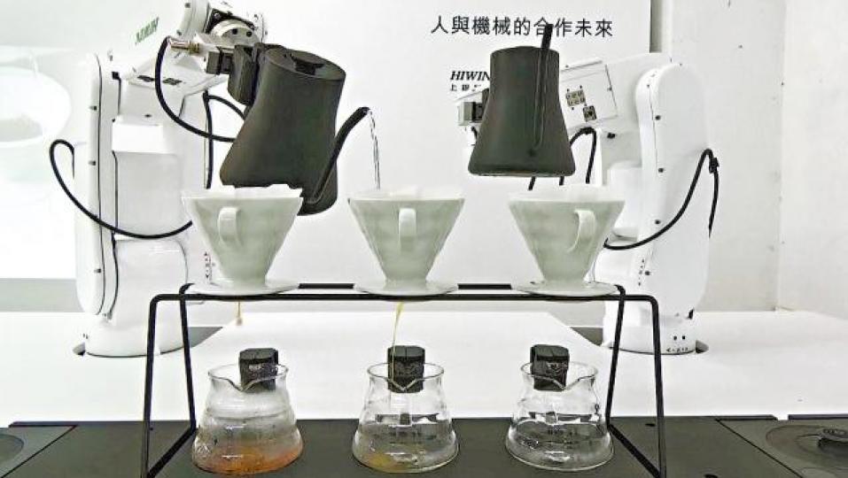 台灣一款AI機械臂沖咖啡。台灣《蘋果日報》