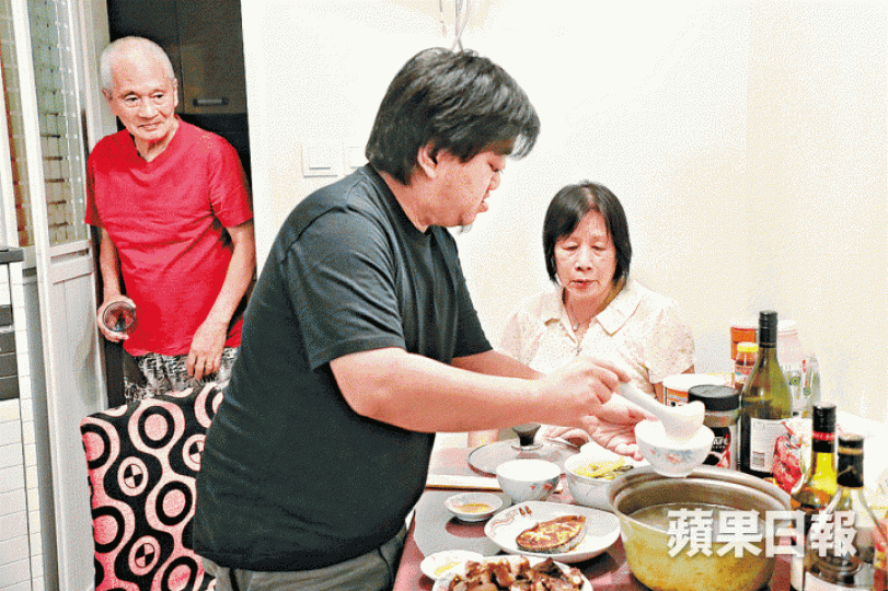 阿聰賠上了前途,但獲外婆外公支持。許頌明攝 阿聰賠上了前途,但獲外婆外公支持。許頌明攝