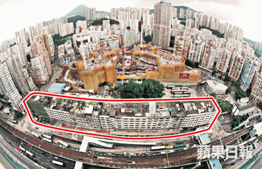 觀塘重建第5發展區（紅框示）內共百多個違規構築物佔用問題一直未能解決。裕民坊及觀塘道間的通道，有商戶經營者佔用空間擺賣。馬泉崇攝