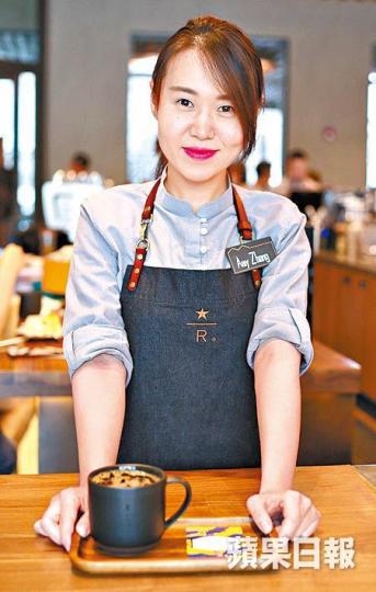 咖啡師為客人沖泡咖啡。店內出售雞尾酒及手工啤。《蘋果》記者攝