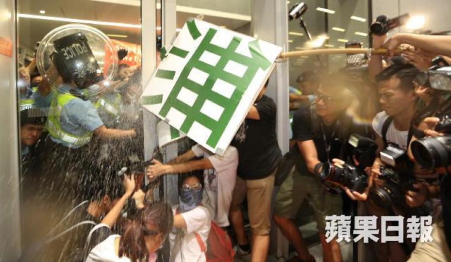 案發當日示威者欲撬門進入立法會,大樓內的警員透過門隙向外噴射胡椒噴霧。 案發當日示威者欲撬門進入立法會,大樓內的警員透過門隙向外噴射胡椒噴霧。
