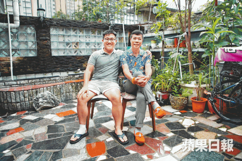 黃裕財與黃浩銘應記者要求在老村屋中庭靦腆合照,兒子的手搭上自已膊頭那刻,瞬間令財哥冧笑。王子俊攝黃浩銘是家族中首個大學生,但也是首個被定罪判入獄的家庭成員。資料圖片 黃裕財與黃浩銘應記者要求在老村屋中庭靦腆合照,兒子的手搭上自已膊頭那刻,瞬間令財哥冧笑。王子俊攝黃浩銘是家族中首個大學生,但也是首個被定罪判入獄的家庭成員。資料圖片