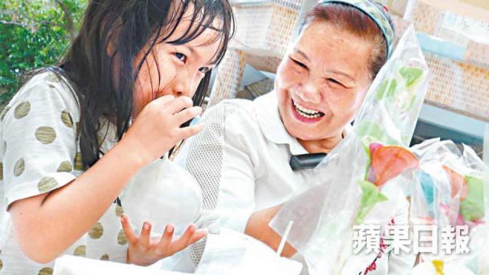 7歲小妹妹黃若喬吹出大大個糖波波,逗得糖姨笑逐顏開。糖姨最拿手做龍形糖公仔。糖箱裝有五色繽紛的麥芽糖。 7歲小妹妹黃若喬吹出大大個糖波波,逗得糖姨笑逐顏開。糖姨最拿手做龍形糖公仔。糖箱裝有五色繽紛的麥芽糖。