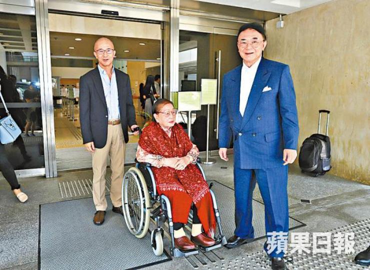 羅啟瑞（左）及羅旭瑞（右）昨陪母親羅老太（中）聽審。譚德潤攝
